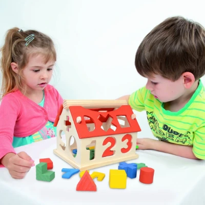 تفاصيل منزل خشبي لفرز الأشكال والأرقام للأطفال صورة منزل خشبي لفرز الأشكال والأرقام للأطفال