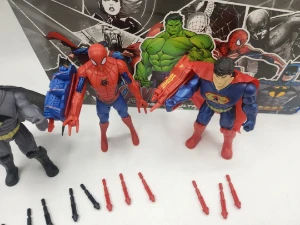 صورة مجموعة مجسمات سبايدرمان وسوبرمان شخصية البطل المضيئة المكونة من 3 قطع