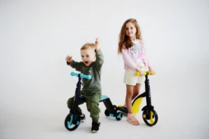 صورة سكوتر ثلاثي العجلات للأطفال - قابل للتعديل والإضاءة - سكوتر آمن ومطور للتوازن (عمر 3 سنوات فأكثر)