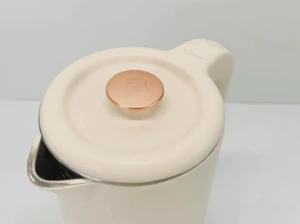 صورة غلاية ماء كهربائية 2.5 لتر - تصميم أبيض مُضلّع فاخر - سعة عائلية وغليان فائق