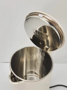 صورة غلاية ماء كهربائية 2.5 لتر - تصميم أبيض مُضلّع فاخر - سعة عائلية وغليان فائق