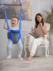 صورة نطاطة أطفال معلَّقة في السقف - لون أزرق - مقعد آمن لتقوية عضلات الطفل