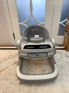 صورة مشاية أطفال مع حماية من الانقلاب