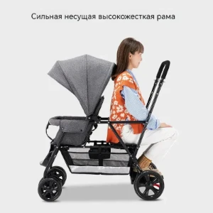 صورة عربة أطفال مزدوجة (عربة توأم)، مصممة لحمل طفلين في وقت واحد