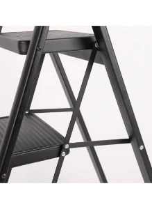 صورة سلم قابل للطي بخطوتين مع دواسات عريضة مضادة للانزلاق وخفيفة الوزن من الألومنيوم للمنزل والمطبخ والمكتب والجراج وتصميم موفر للمساحة وسهل التخزين ومتين ومحمول