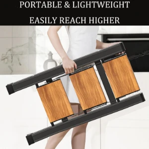 صورة سُلّم قابل للطي بخطوتين من الألومنيوم مع دواسات عريضة مضادة للانزلاق