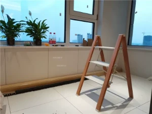 صورة كراسي خطوات بسيطة للمنزل – سلم قابل للطي متعدد الوظائف من الخشب الملون وسبائك الألومنيوم