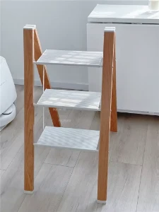 صورة كراسي خطوات بسيطة للمنزل – سلم قابل للطي متعدد الوظائف من الخشب الملون وسبائك الألومنيوم