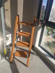 صورة سلم 4 خطوات قابل للطي من الألومنيوم والخشب