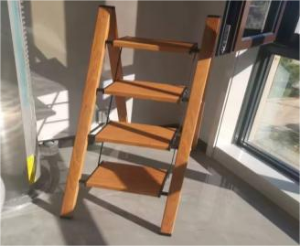 صورة سلم 4 خطوات قابل للطي من الألومنيوم والخشب