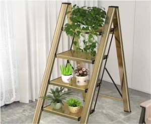 صورة سلم ألومنيوم قابل للطي بأربع درجات، خفيف الوزن، مضاد للانزلاق، متعدد الاستخدامات للمطبخ والمكتب والمنزل