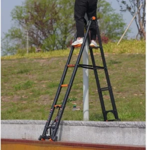 صورة سلم توسعي صناعي قوي نوع متعدد الوظائف ستيسبيدر ناعم قابل للطي في المناطق الداخلية من الأرضيات الصناعية