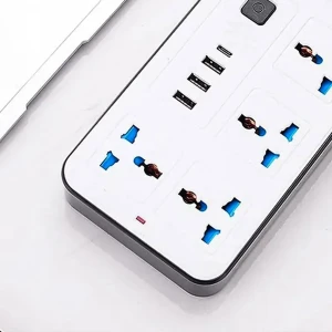 صورة مشترك طاقة مع 4منافذ + 3 USB + منفذ Type-C