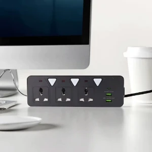 صورة مشترك كهرباء متعدد الوظائف، 3 منافذ تيار متردد + 2 USB-C + USB-A ، بقوة 2500 وات، 6 منافذ، اسود