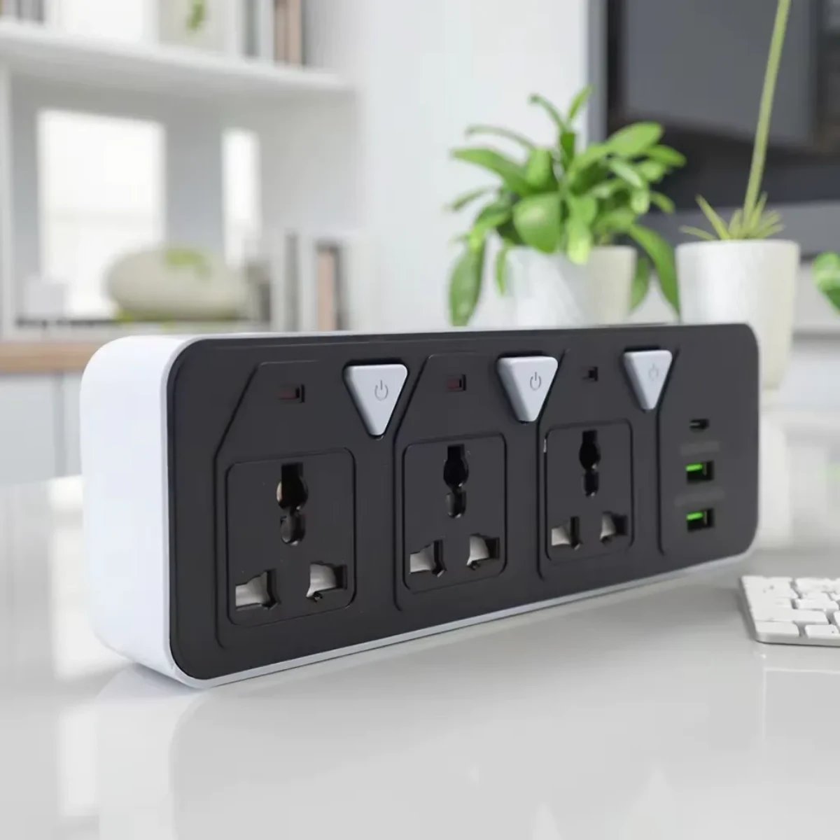 صورة مشترك كهرباء متعدد الوظائف، 3 منافذ تيار متردد + 2 USB-C + USB-A ، بقوة 2500 وات، 6 منافذ، اسود