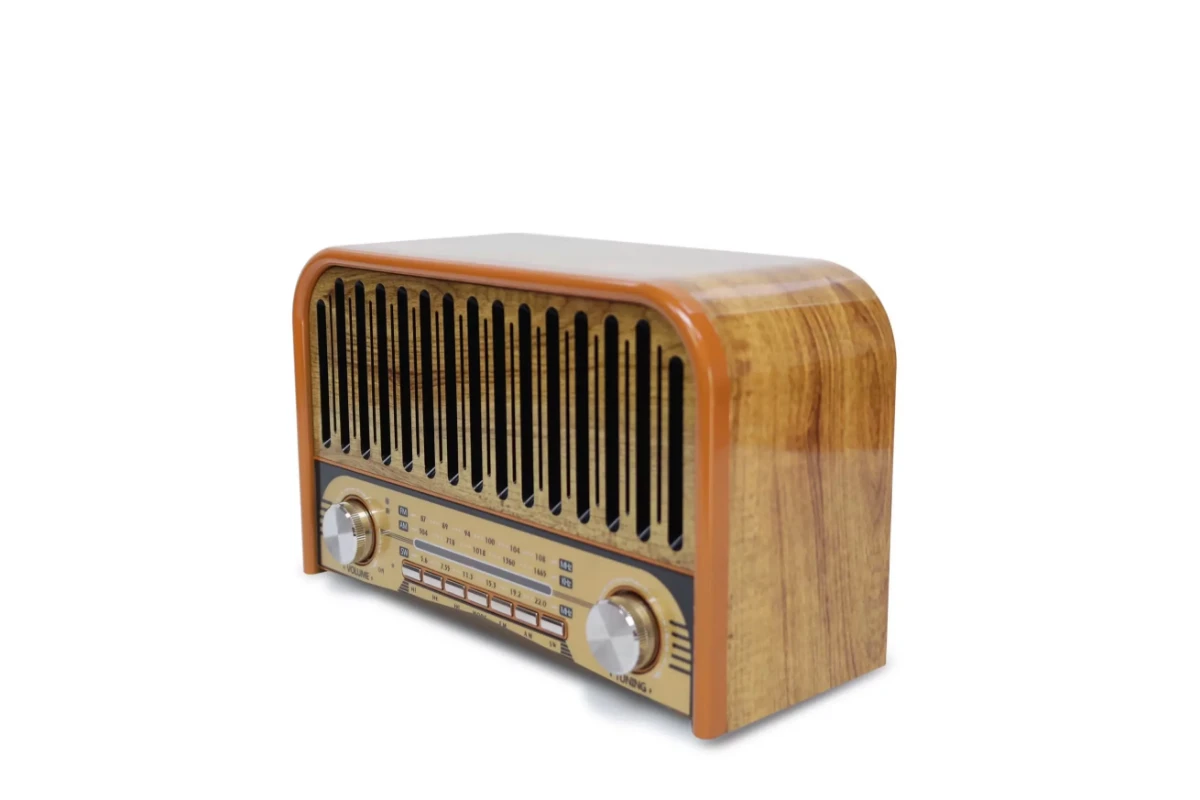 صورة راديو بتصميم كلاسيكي، يُعرف باسم راديو Meier M-2031BT