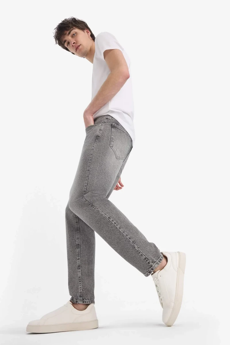 صورة بنطلون جين سليم فيت برجل ضيقة وخصر عالي رمادي