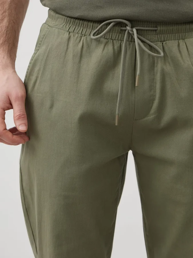 صورة بنطلون رجالي  بخصر مطاطي ورباط