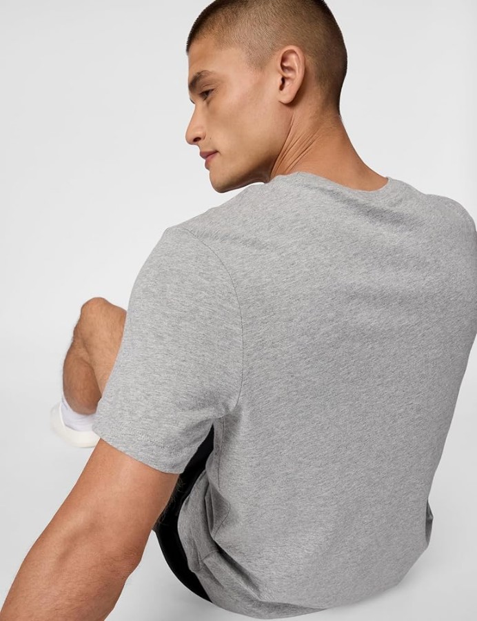 صورة تيشيرت رياضي بشعار نايكي للرجال