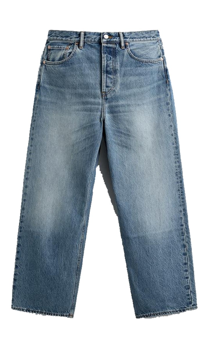 صورة بنطال جينز رجالي بقصة مريحة واسعة الساقين