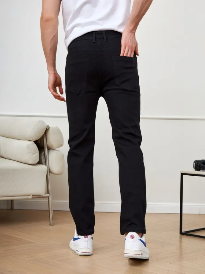 صورة بنطلون جينز رجالي أسود فحم بقصة مستقيمة