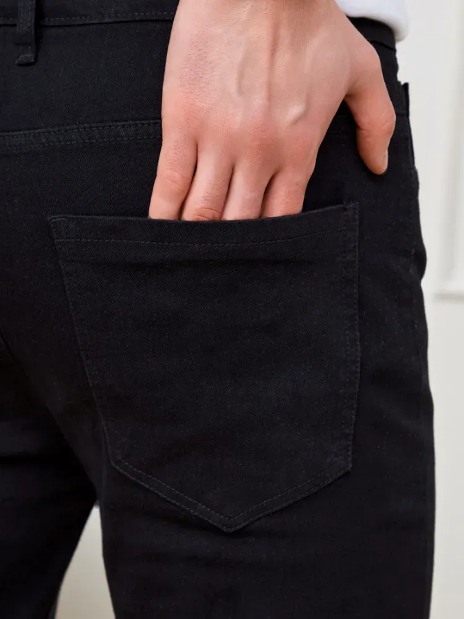 صورة بنطلون جينز رجالي أسود فحم بقصة مستقيمة