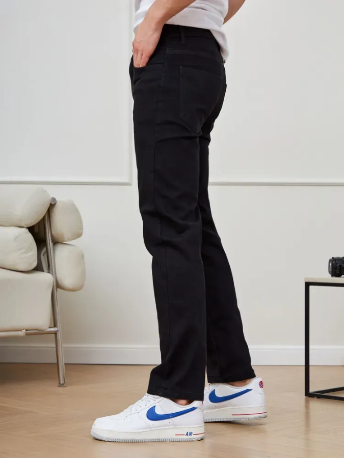 صورة بنطلون جينز رجالي أسود فحم بقصة مستقيمة