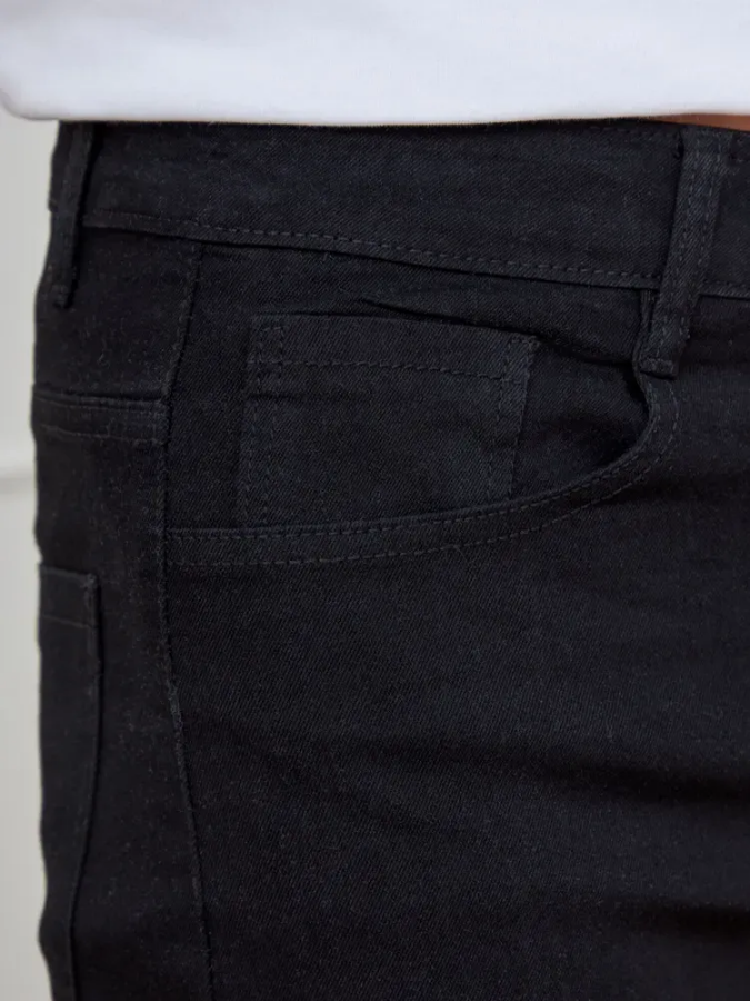 صورة بنطلون جينز رجالي أسود فحم بقصة مستقيمة