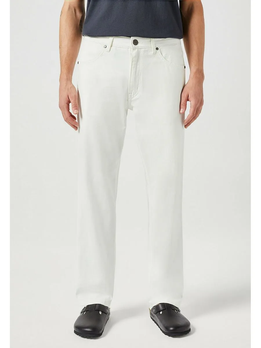 صورة بنطلون جينز رجالي أبيض ناصع بقصة ضيقة