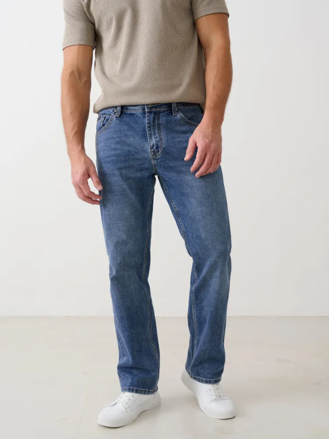 صورة بنطلون جينز رجالي أزرق متوسط كلاسيكي