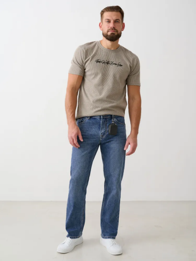 صورة بنطلون جينز رجالي أزرق متوسط كلاسيكي