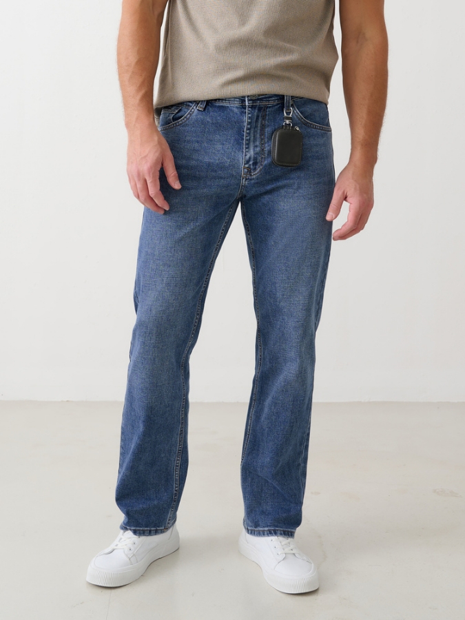 صورة بنطلون جينز رجالي أزرق متوسط كلاسيكي