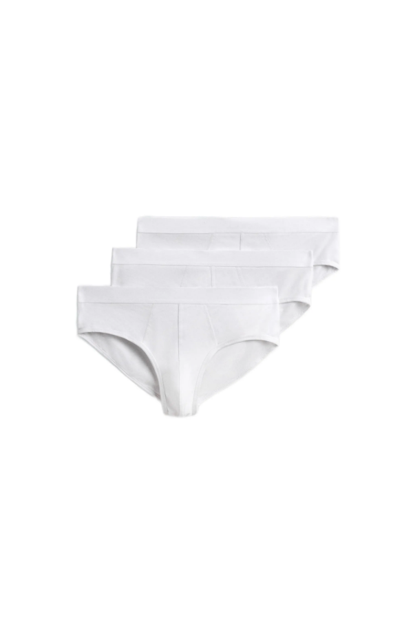 صورة حزمة من ثلاثة سراويل داخلية رجالية من نوع slip مصنوعة من قماش قطني مرن.