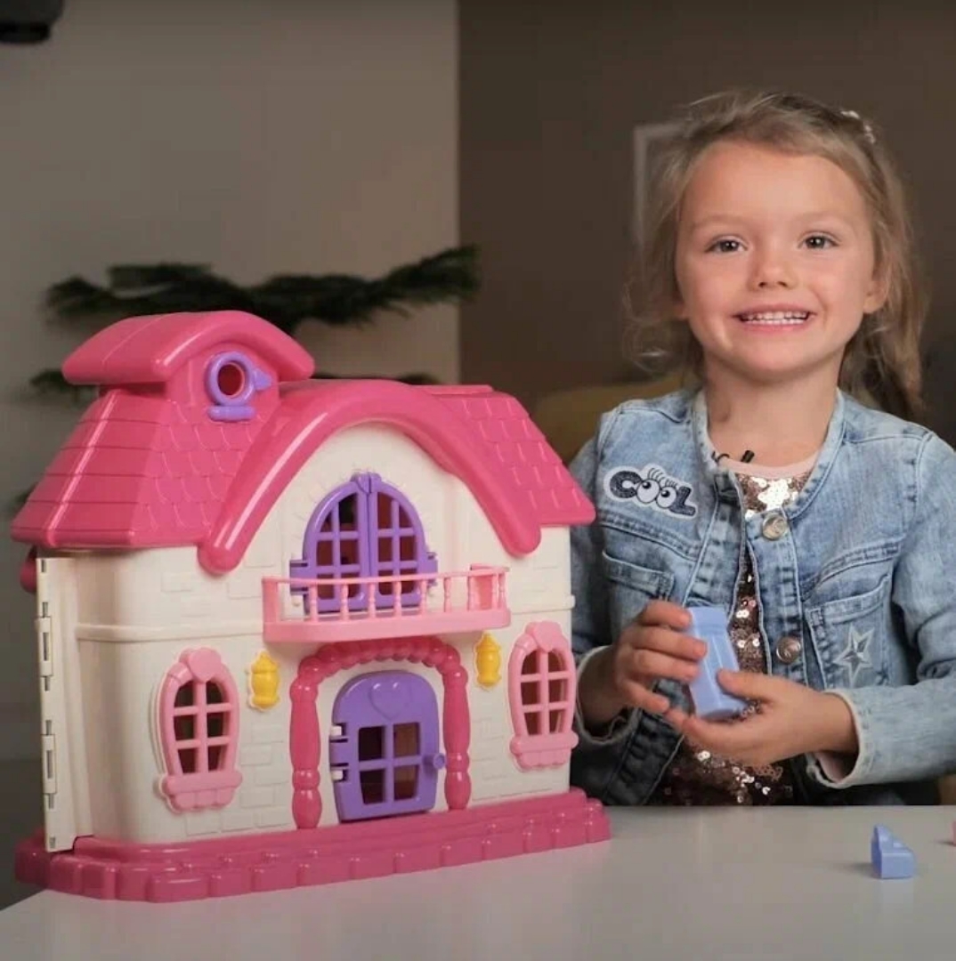 صورة  مجموعة ألعاب Toy House الخاصة بنا تحتوي على شخصيات Sweet Home والضوء والصوت